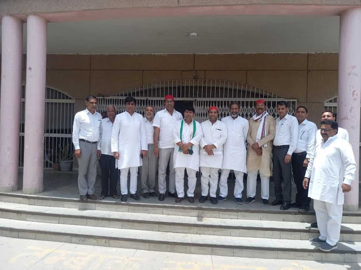 विपक्षी पार्टी के जिला अध्यक्षों ने जिलाधिकारी से मिलकर किसानों की समस्या को रखा